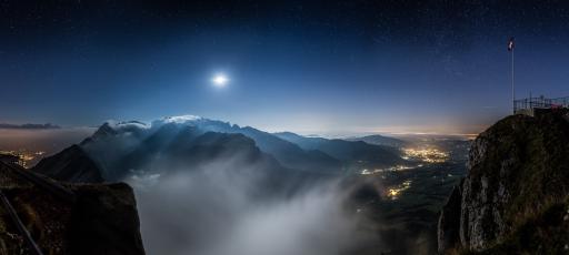 Blick vom Hohen Kasten auf das Alpsteinmassiv kurz nach der totalen Mondfinsternis im September 2015