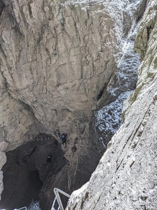 Höhle beim Daubenhorn-Klettersteig