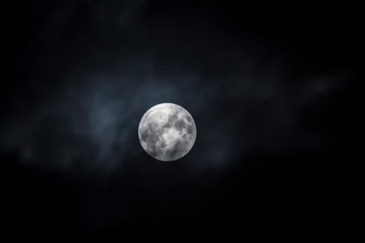 Der Mond späht durch die Wolken